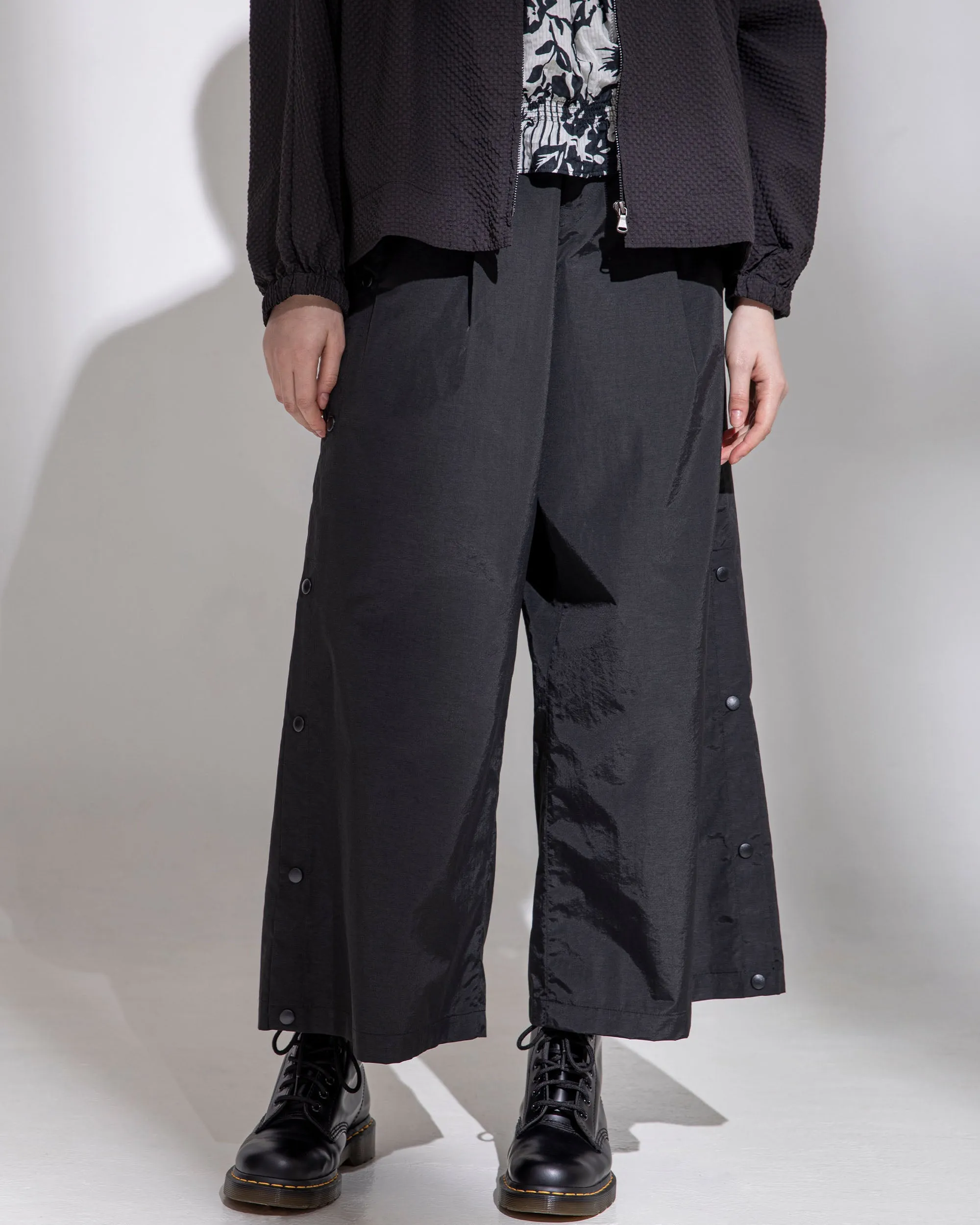 A.T OUTDOOR Nylon Button Side Wide Pant