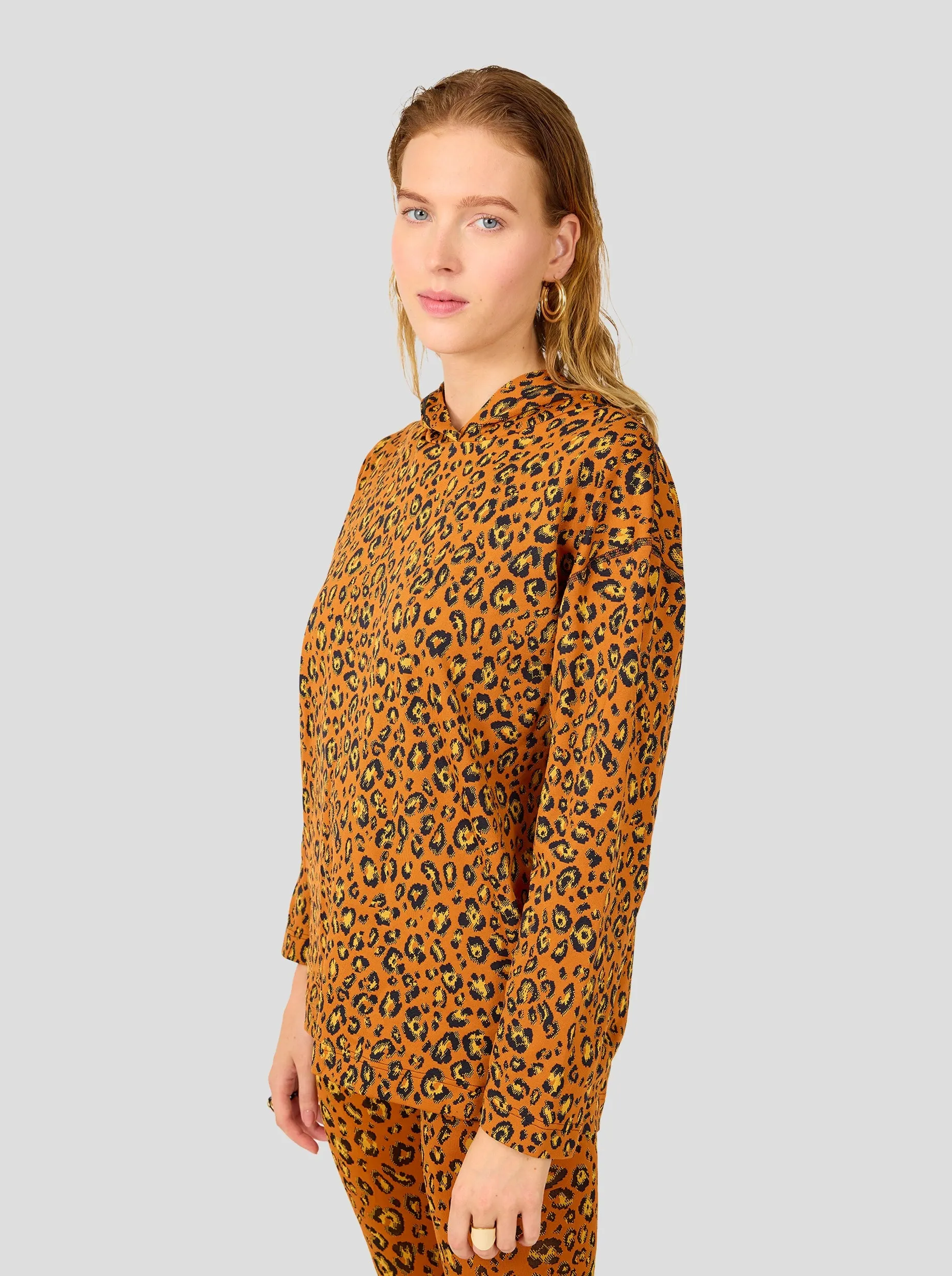 Drew sweater in ochre Leopard jersey