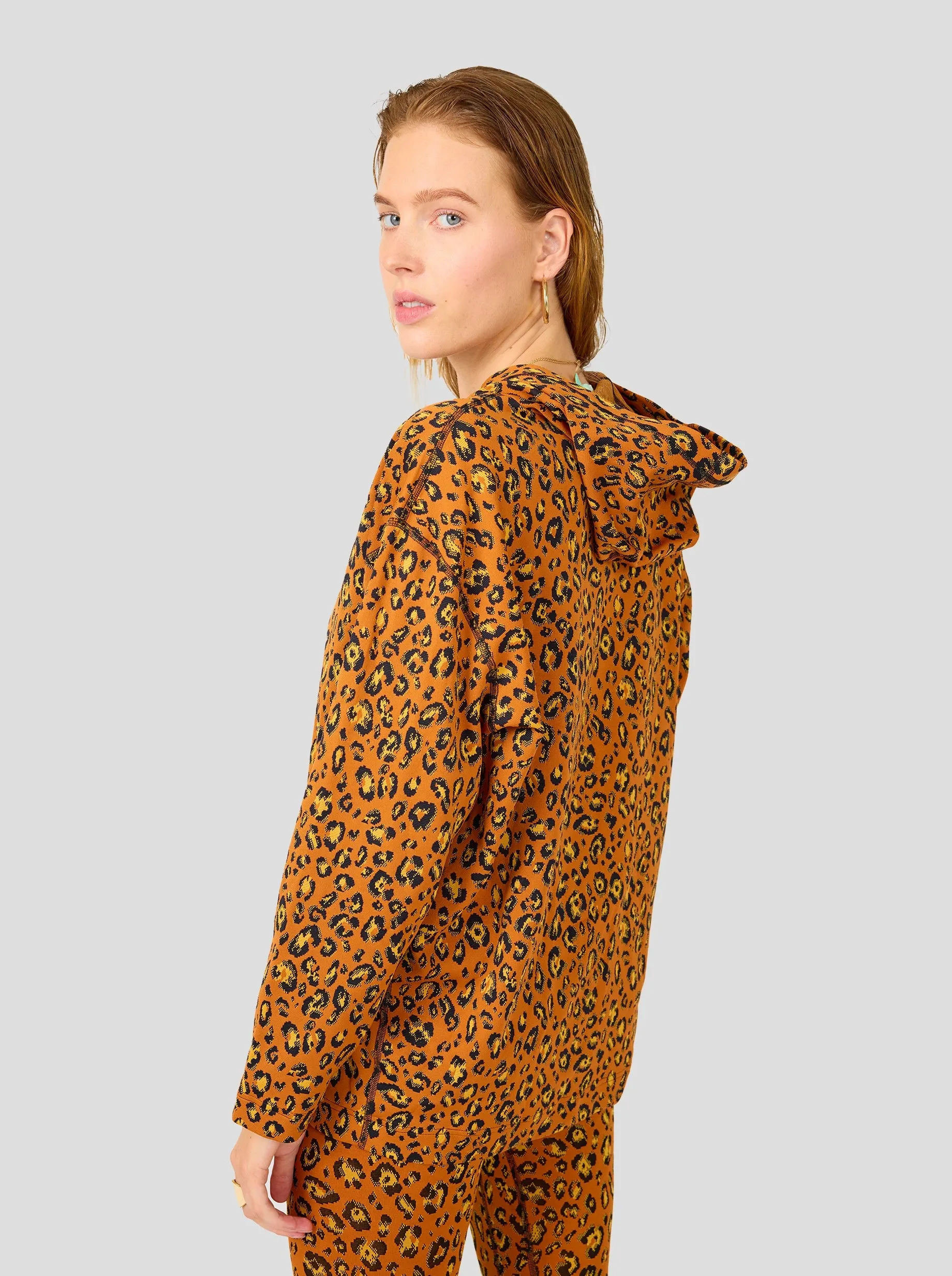 Drew sweater in ochre Leopard jersey