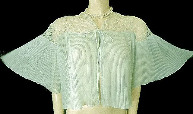 *GLAMOROUS VINTAGE BARBIZON CRYSTAL PLEATED RUFFLED BED JACKET IN SEA FROTH