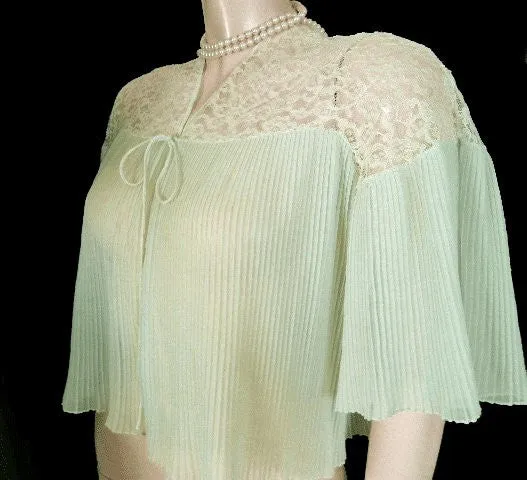 *GLAMOROUS VINTAGE BARBIZON CRYSTAL PLEATED RUFFLED BED JACKET IN SEA FROTH