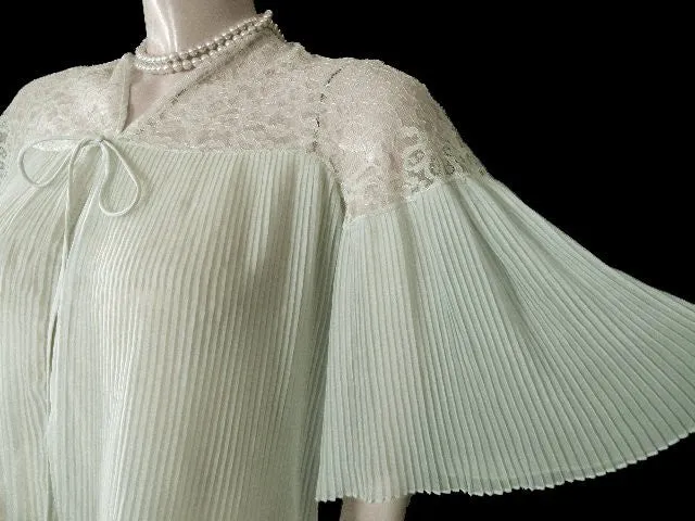 *GLAMOROUS VINTAGE BARBIZON CRYSTAL PLEATED RUFFLED BED JACKET IN SEA FROTH